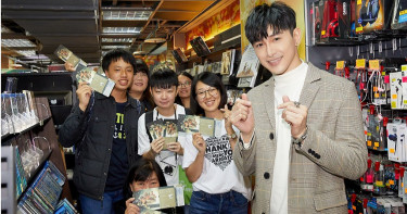 張立昂任一日店長 曝自幼愛買五月天周杰倫專輯