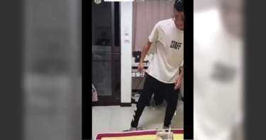 狠踹重摔貓咪還錄影大笑 大學生厚顏辯:牠抓我