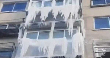 影/低溫釀慘案!7樓漏水半天…整凍變冰柱 網笑:艾莎住的嗎?
