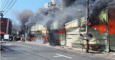 台南安南鐵皮屋起火 濃煙竄高5藝品店陷火海