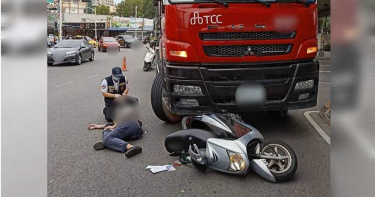 水泥車轉彎未讓直行車 消防小隊長接兒下課遭撞擊亡