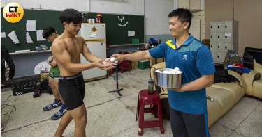 為了維持正值發育期的學生營養，海青工商角力隊教練李宗杰還自掏腰，每天買蛋水煮，補充運動員的蛋白質。（圖／宋岱融攝）