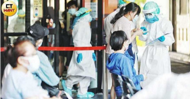 病患「呼吸衰竭」虛弱喊:不要救我!妻跪地哭求 醫手顫抖:其實我沒那麼勇敢
