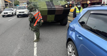 雲豹裝甲車淡水竹圍捷運站前撞小客車　小客車保險桿受損（圖／警方提供）