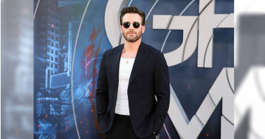 克里斯伊凡在《灰影人》挑戰演出反派。（圖／Netflix）