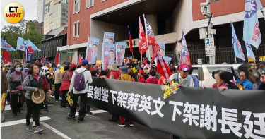 國民黨立院黨團號召支持者在群賢樓幾何前往行政院抗議。（圖／甯其遠攝）