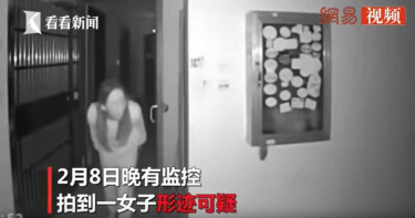 彎腰探頭…長髮妹疑「朝門把吐口水」 同社區30多人確診武漢肺炎