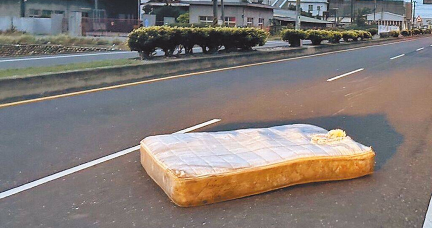 許姓男子2023年撞上路上床墊身亡，床墊所有者獲不起訴處分，死者家屬則難以接受，將提出上訴。（圖／報系資料照）