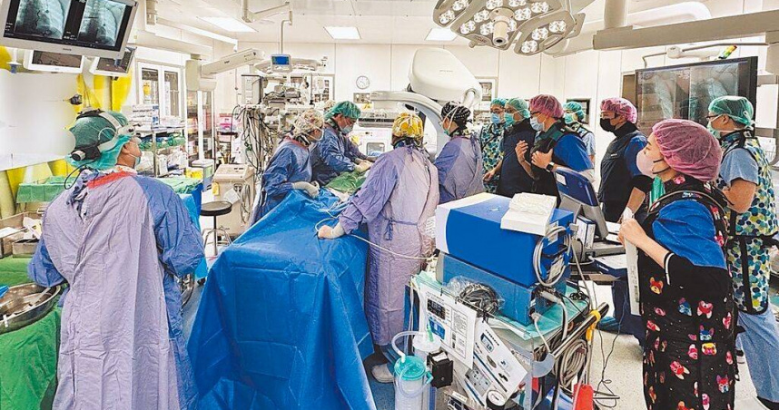 台中榮總於2025年1月7日完成台灣首例血管外心臟去顫器植入手術，病患為1名22歲男大生，曾因心室顫動昏厥。（圖／台中榮總提供／中國時報馮惠宜台中傳真）