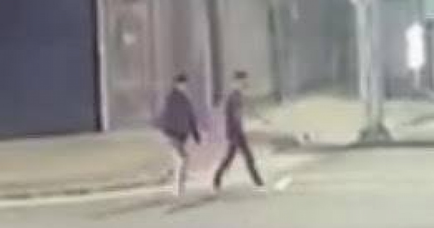 新莊17日晚間發生暴力討債案，新莊警鎖定犯嫌行蹤追緝中。（圖／翻攝畫面）