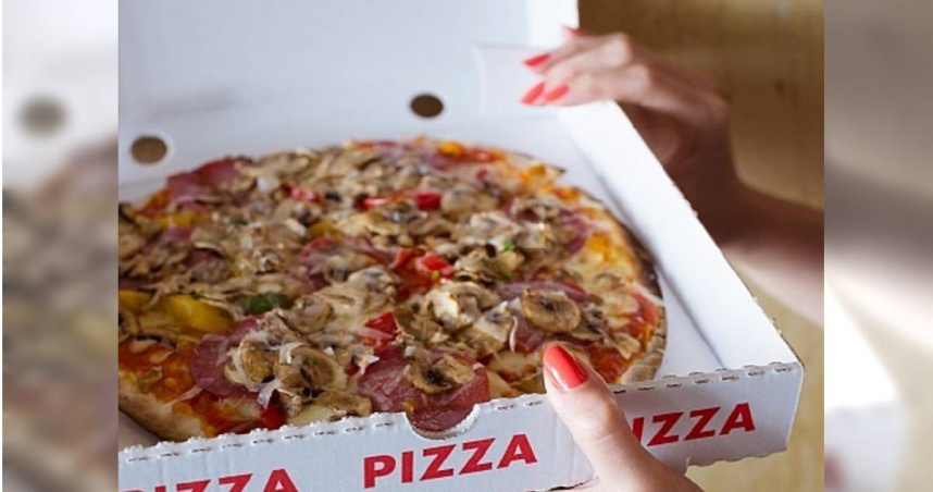 英國一名女子近日慘遭伴侶家暴，在緊急關頭下她假意打電話叫披薩外送，實則是撥打999求救電話，而接線員一句機警暗號「義大利辣香腸」，最後也成功阻止一場憾事發生。（示意圖／擷取自TPG達志影像）