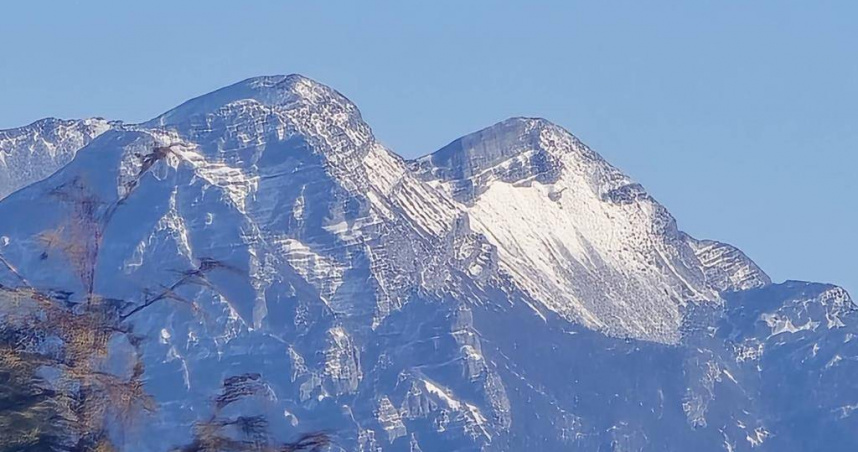 雪霸國家公園再度披上銀白外衣，近期寒流來襲，雪山地區持續降雪，積雪厚度不斷增加。（圖／李孟樵先生提供）