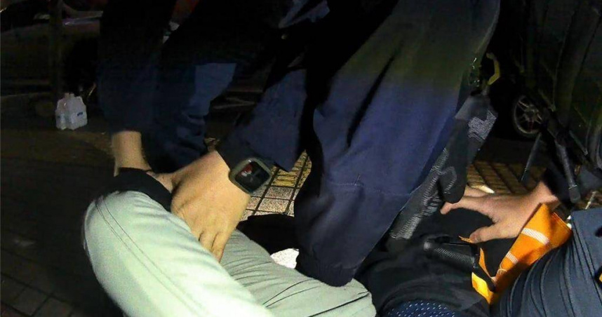 48歲陳男搭訕不成亮槍恐嚇越籍女子，警方獲報後攔下陳男搜出相關事證送辦。（圖／翻攝畫面）