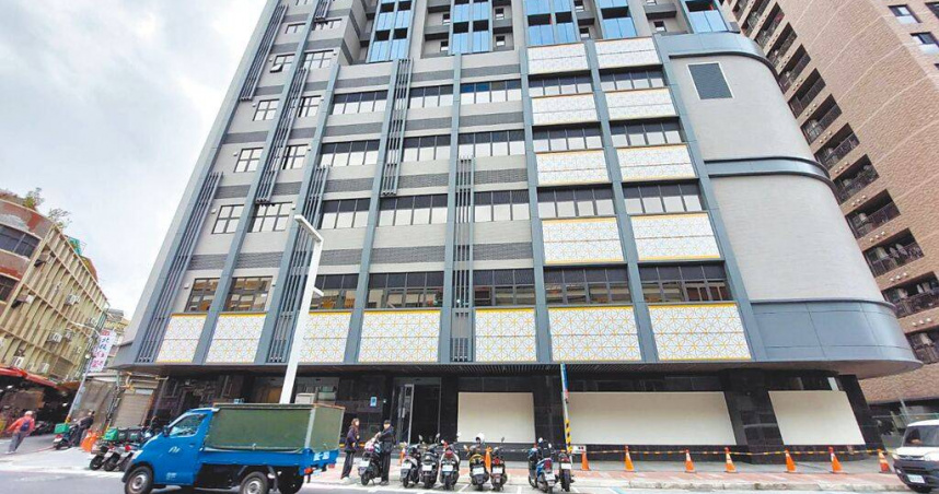 板橋黃石市場BOT改建案原定2024年11月完工，因大環境缺工、缺料，延宕至2025年4月底開幕。（圖／中國時報陳慰慈攝）