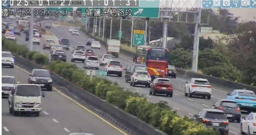 國1南向210公里處發生2輛小客車追撞事故，占用內線車道。（圖／高公局）