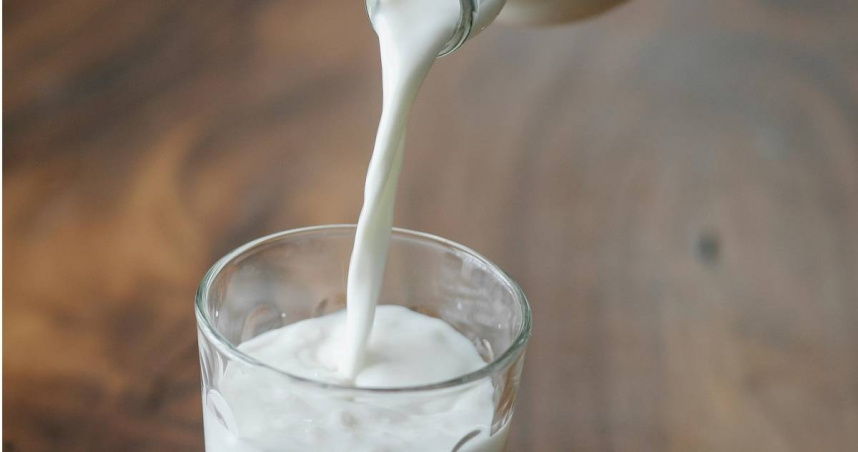 不少人想補鈣會喝鮮奶。（示意圖／Pexels）