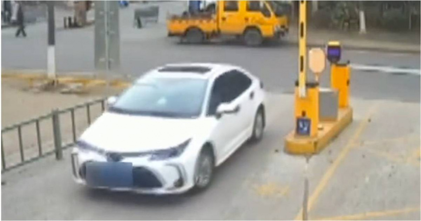 中國江蘇一名車主，利用一處收費停車場「停車不足15分鐘免費」的規定，故意製造假離場紀錄，藉此逃避繳交停車費用71次，最終被人當場活逮，移交給警方。（圖／翻攝微博）