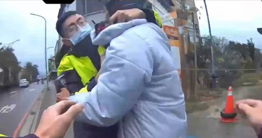 淡水男闖紅燈又無照，不滿被開罰推警遭大外割壓制。（圖／翻攝畫面）