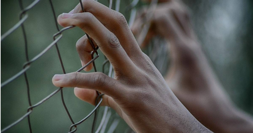 中國吉林省一名趙姓身障男子，多年前因搶劫、故意殺人未遂入獄。在獄中服刑2年後，竟被檢驗出感染愛滋病。家屬向趙男所在監獄提起行政訴訟，並求償800萬元人民幣。（示意圖／翻攝pixabay）