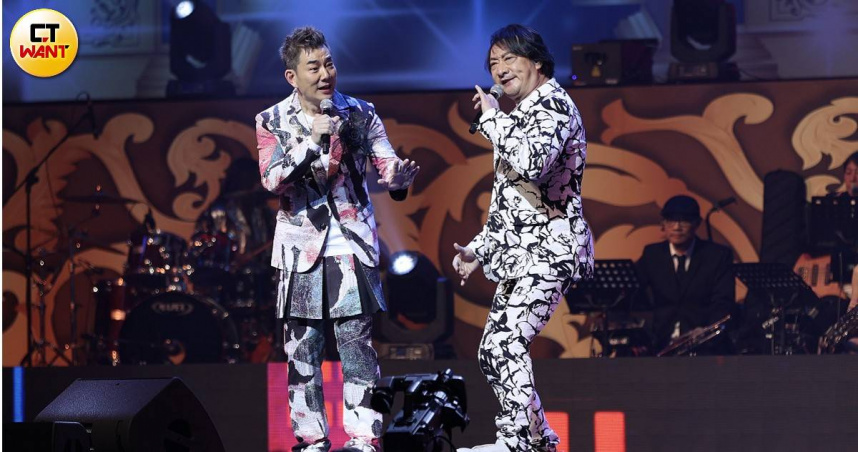 任賢齊和九孔搭檔登上《鑽石舞台之夜演唱會》，兩人一起演唱〈心太軟〉。（圖／林士傑攝）