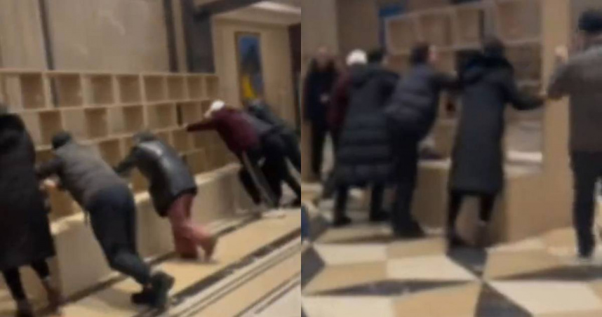 陸大媽霸佔社區跳廣場舞，嫌圖書區礙事竟「強拆清場」。（圖／翻攝自微博）