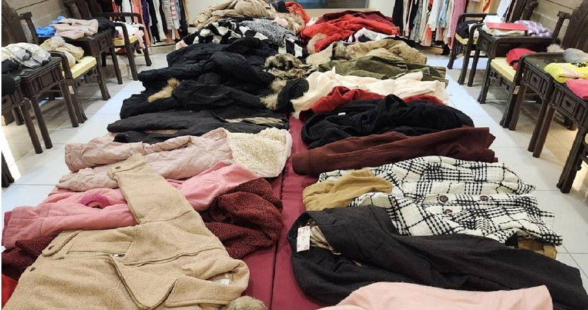 士林分署拍賣上千件女性全新女裝—大衣、禦寒外套、毛衣、洋裝。（圖／士林分署提供）