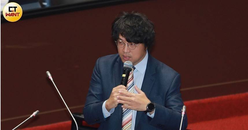 綠委沈伯洋今（28）日受訪稱，國民黨發動綠委正當性非常低，收不到連署書狀況下，可能因此要拿名冊出來抄，才導致如此高的錯誤率。（圖／周志龍攝）