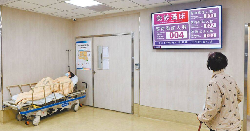 急診壅塞，護理人力不足的問題再度引起討論，護理團體盼改善待遇留人。圖為民眾在急診室大廳等待治療。（圖／中國時報鄧博仁攝）