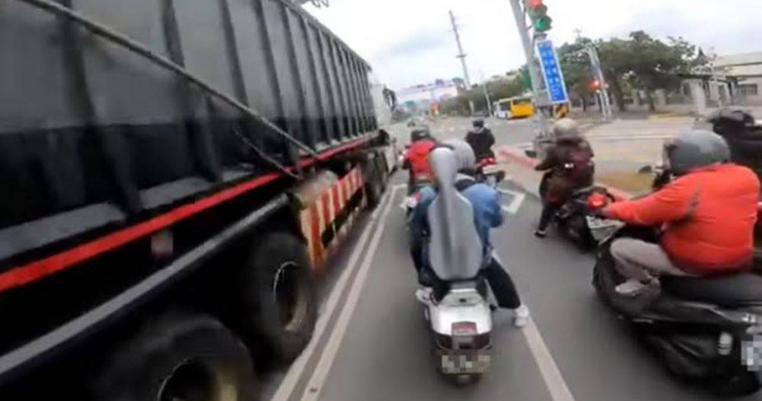 士林紅燈路口超速聯結車闖關。（圖／翻攝畫面）