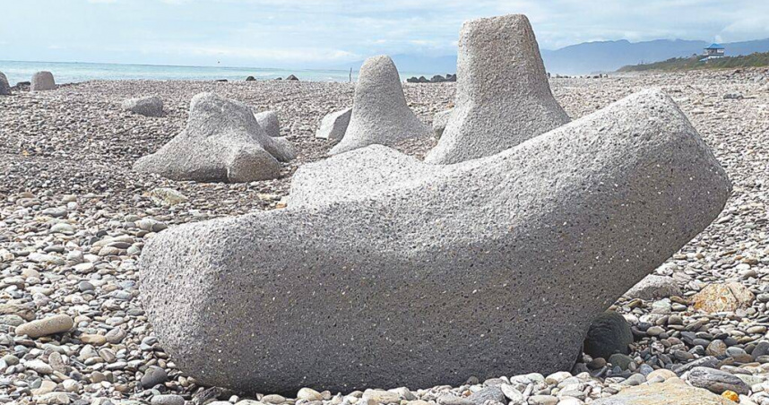 台東海濱公園新景點「超好躺的消波塊」，宛如「露天海景沙發」。（圖／中國時報蕭嘉蕙攝）