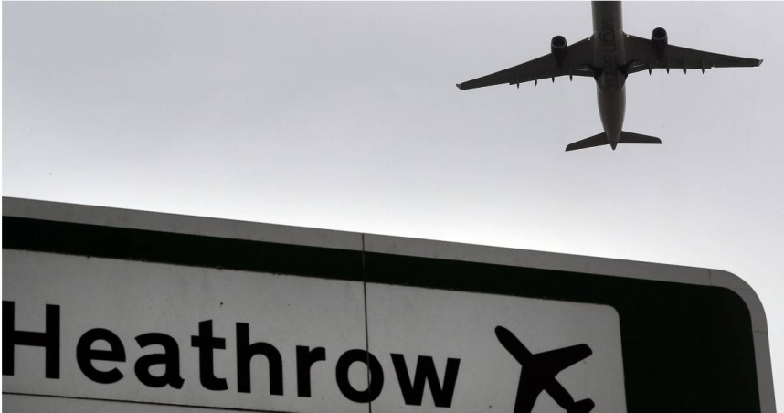 倫敦希斯洛機場附近的變電所20日深夜大火，不僅影響周邊用電戶，希斯洛機場也無電可用，被迫關閉1天。（圖／達志／美聯社）