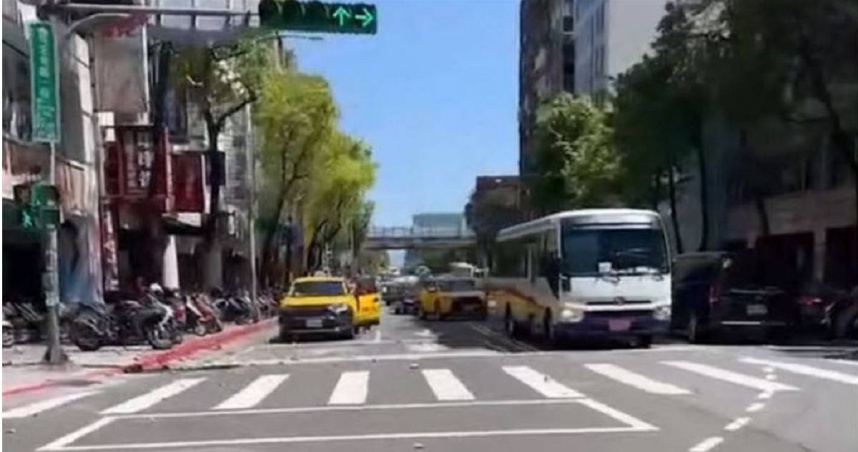 台北市屋齡約39年的大樓今天下午下起「磁磚雨」，導致1對母女遭砸傷送醫。（圖／翻攝畫面）