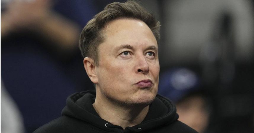 馬斯克敦促員工不要出售特斯拉持股，而今年來特斯拉股價已重挫逾40％。（圖／達志／美聯社）