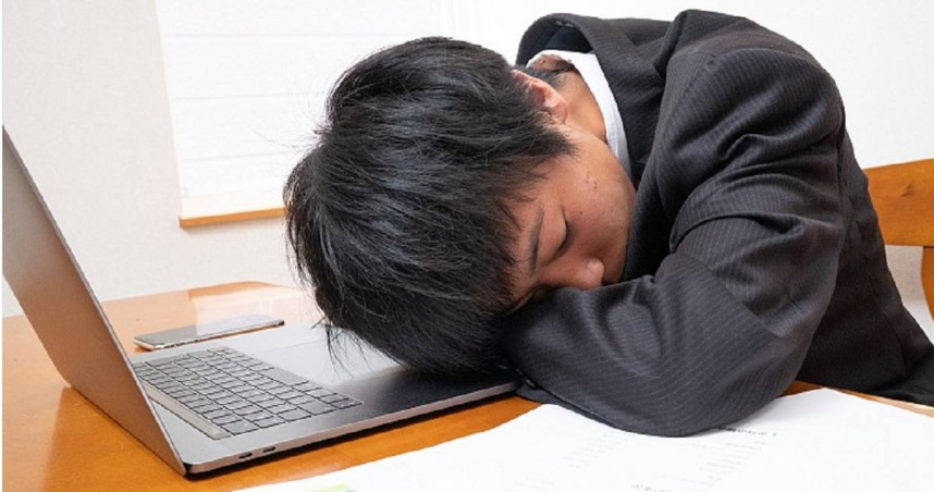 女網友透露，一名新人男同事雖然好相處，但卻時不時上班偷睡覺，讓她忍不住想向主管反映。（示意圖／擷取自TPG達志影像）
