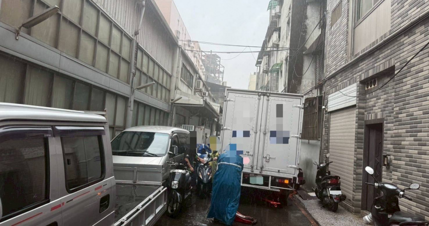 大貨車於巷弄倒車時撞上行人，導致其肋骨骨折送醫。（圖／翻攝畫面）