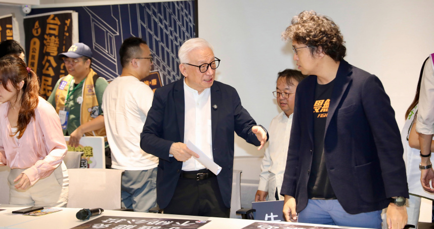 台灣公民人權聯盟為增加大罷免人數，今日舉行「全台罷免行動告急記者會」。（圖／方萬民攝）