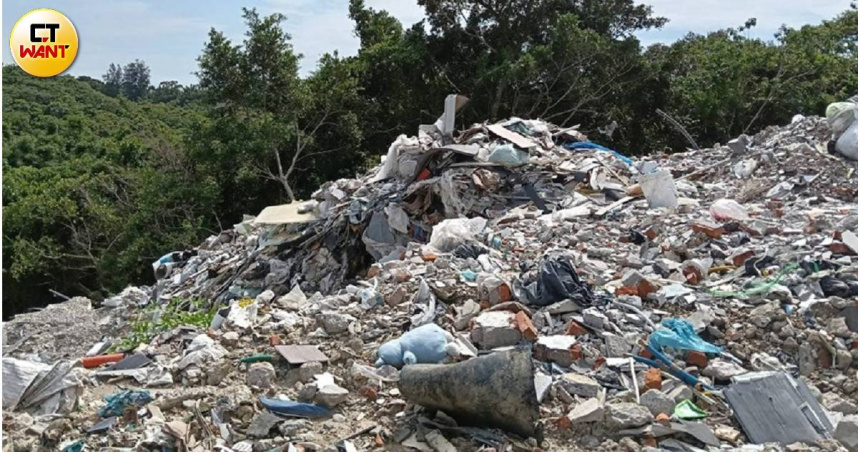 濫倒土方已是多年問題，圖為新竹市一處違法濫倒土方的垃圾山。（圖／顏瑋辰攝）