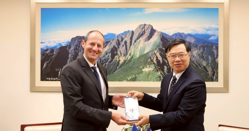 法務部政務次長徐錫祥接見歐洲經貿處長谷力哲。（圖／法務部提供）