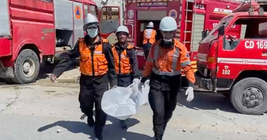 救難人員帶出納賈爾小孩的遺體。（圖／達志／美聯社）