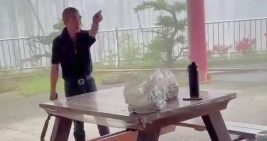 南投縣竹山鎮民代表會副主席張秋淋，不滿婚外情女友公開與他分手，竟持刀闖入女方工作場合叫囂。（圖／翻攝畫面）