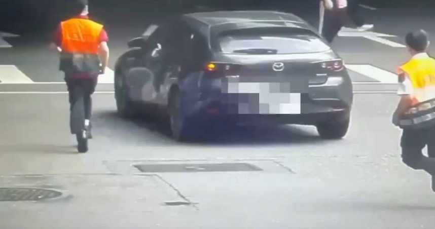 吳男5月31日酒駕後，竟直接在南京東路與復興北路口倒臥於副駕駛上，被警消關切後更是想直接逃逸，差點撞上多名行人。（圖／翻攝畫面）