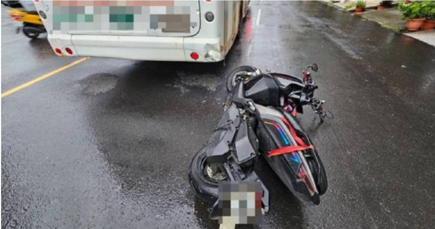 高雄無號誌路口發生3車事故，騎士突遭向口竄出的機車撞飛，再滑行追撞等紅燈客運。（圖／翻攝畫面）