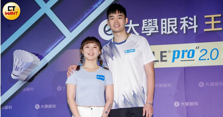 十元與王齊麟昨登記結婚,今同台舉辦記者會。(圖/趙文彬攝)