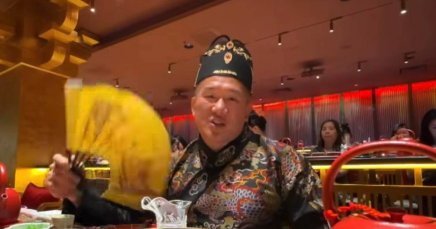 館長體驗中國古代沉浸式宮廷晚宴。（圖／翻攝館長惡名昭彰YouTube）