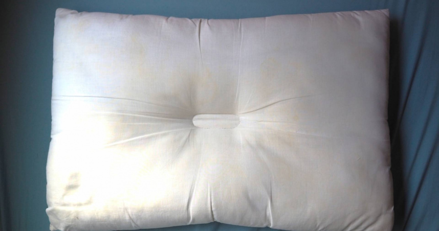 有網友分享家中被男生睡過的枕套和床單總是特別容易發黃，知名醫師黃軒曾解釋，與雄性賀爾蒙使皮脂大量生產，其中成分「角鯊烯」就是導致寢具發黃的關鍵。（示意圖／photoAC）