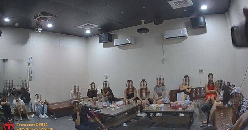 高雄大寮某KTV近日遭攻堅，包廂坐滿外籍女陪侍外還暗藏毒品交易。（圖／翻攝畫面）