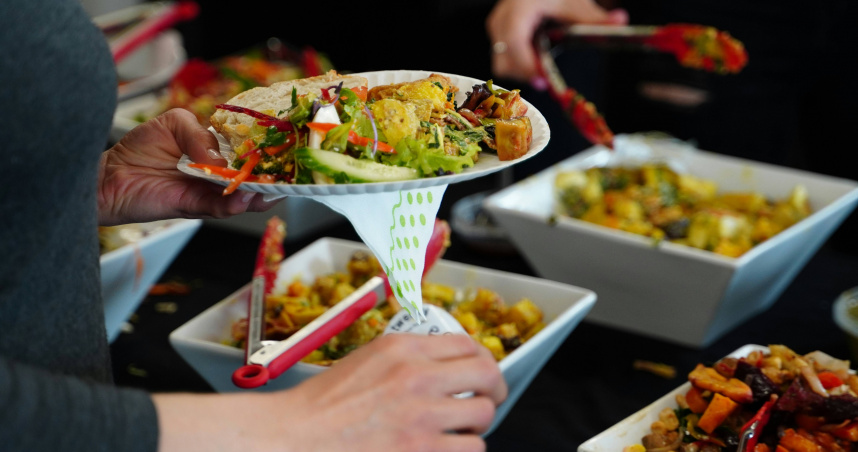 網訂高檔Buffet，訂位名顯示「他X的」向消保官投訴。（示意圖／unsplash）