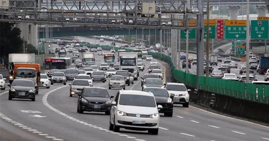 交通部新制將於6月30日上路，汽機車主若違規最高可罰3萬6000元。（示意圖／報系資料照）