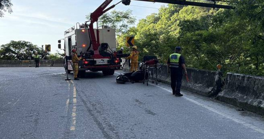 機車衝出蘇花公路墜谷12米。（ 圖／翻攝畫面）