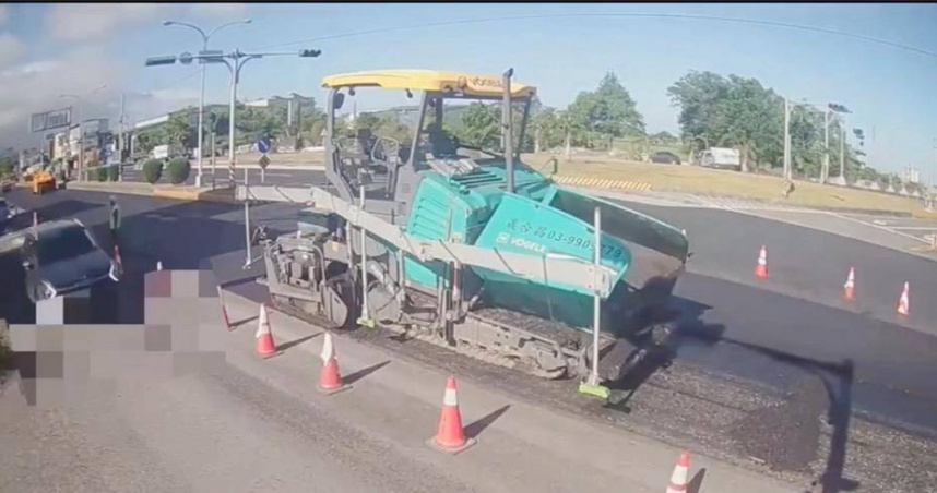 警方表示，經調閱當日監視畫面，現場工程人員並未引導過往車輛紅燈前行，審核舉發該交通違規並無違誤。（圖／警方提供）